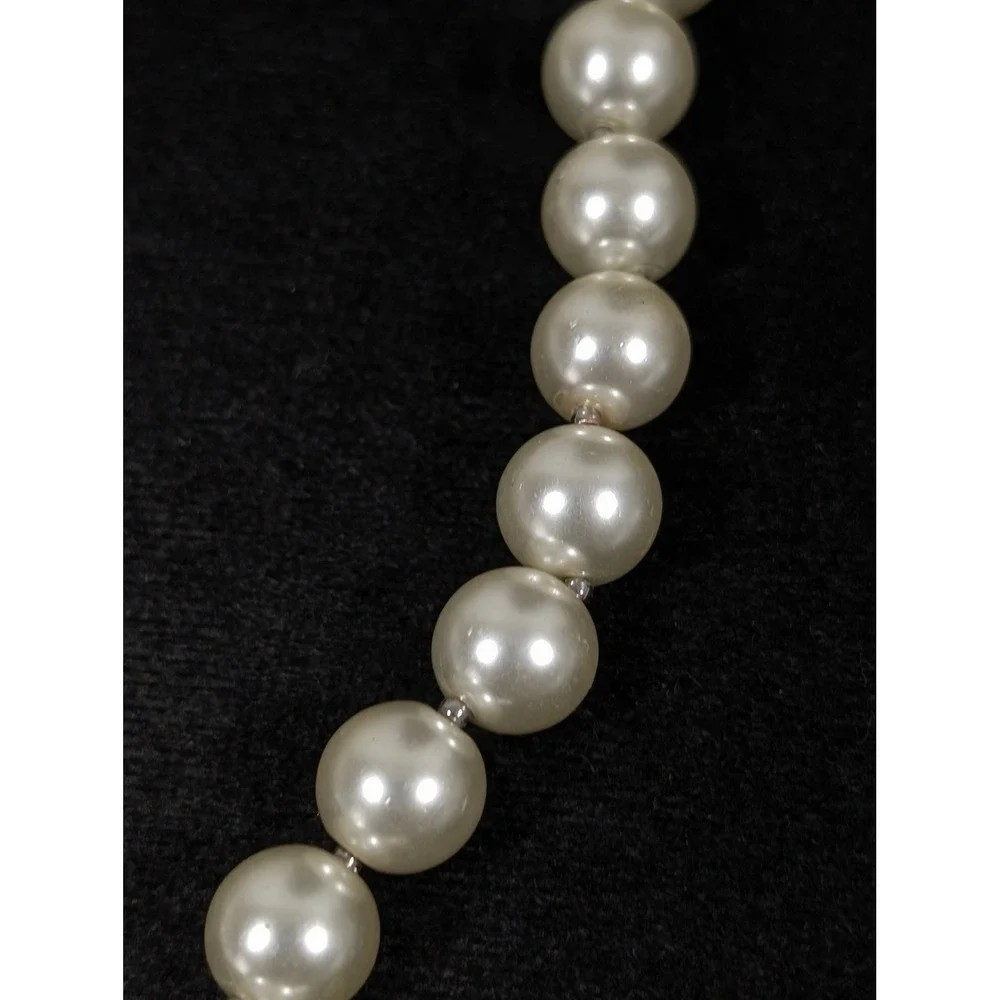 White Glass‎ Pearl Necklace 26